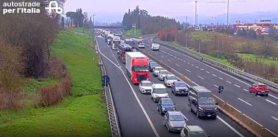 Incidente sull’A1 in una giornata da bollino rosso: 6 chilometri di coda verso Firenze