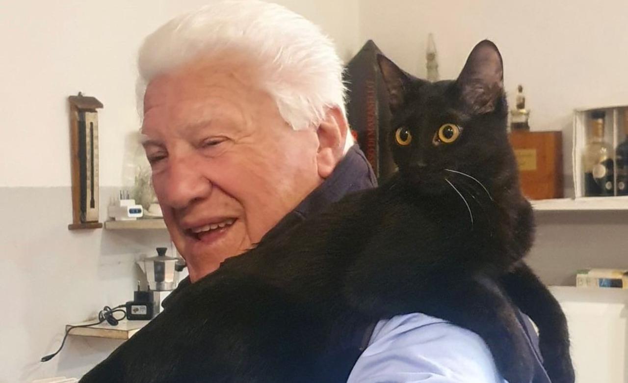 
	Enrico Ferrari, "Roccia", con la sua gatta Faina

