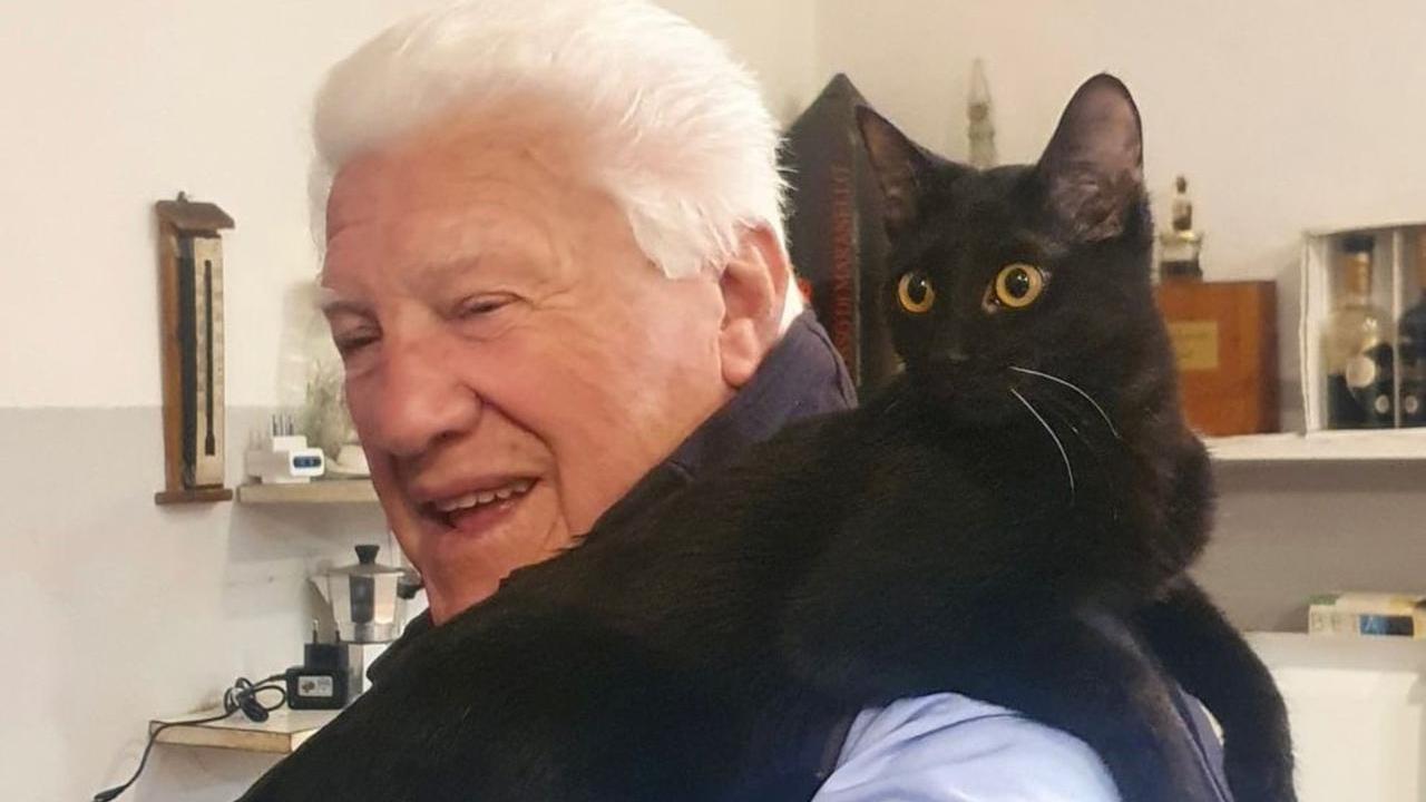 Enrico Ferrari, "Roccia", con la sua gatta Faina