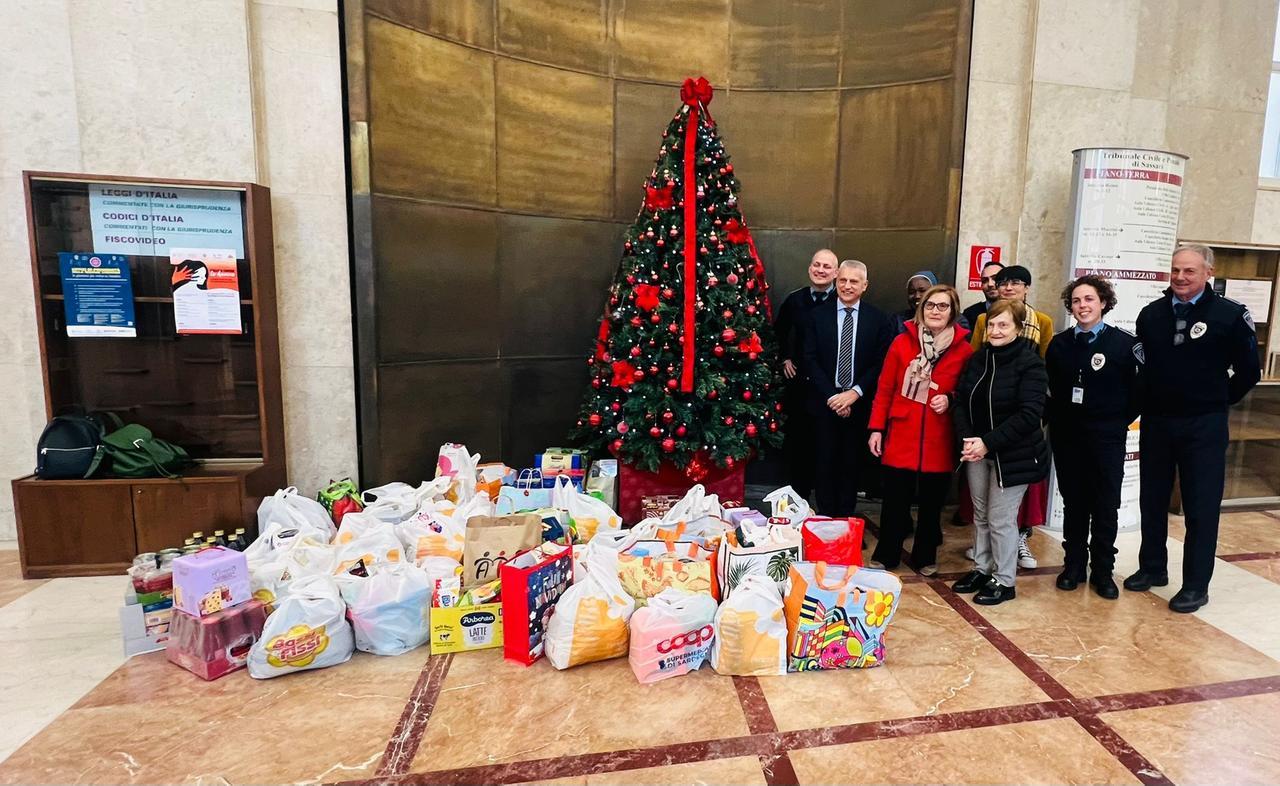 Sassari, in tribunale torna l’albero di Natale solidale: tanti regali per le famiglie in difficoltà