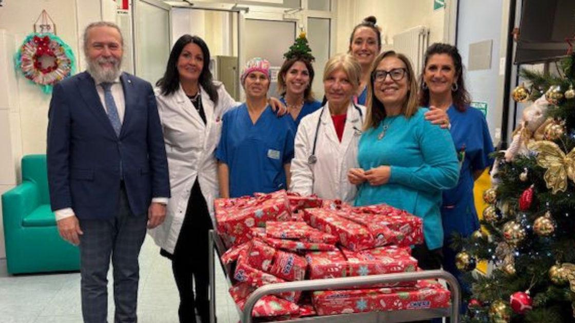 La consegna dei doni in ospedale 