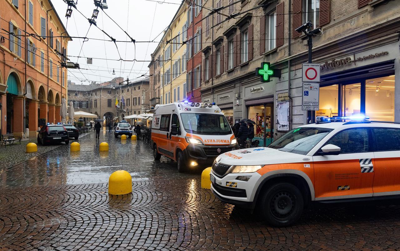 Entra nei negozi di corso Duomo e spruzza spray al peperoncino: panico e caos in centro