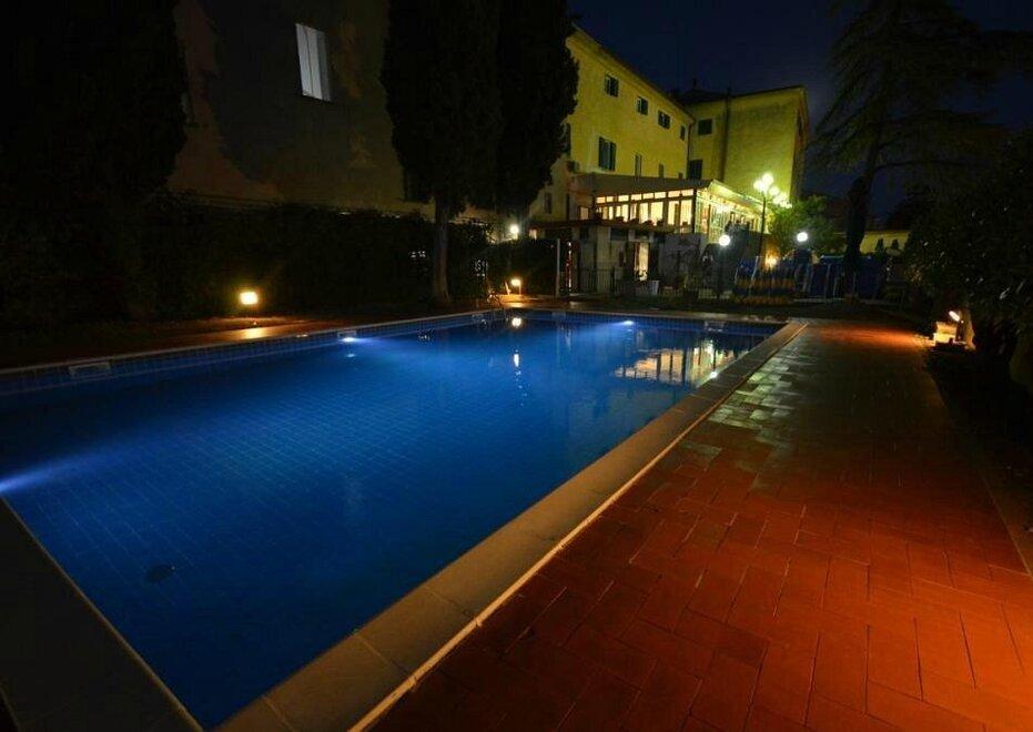 
	La piscina dell&rsquo;albergo ristorante Il Pomarancio in centro nel paese di Pomarance

