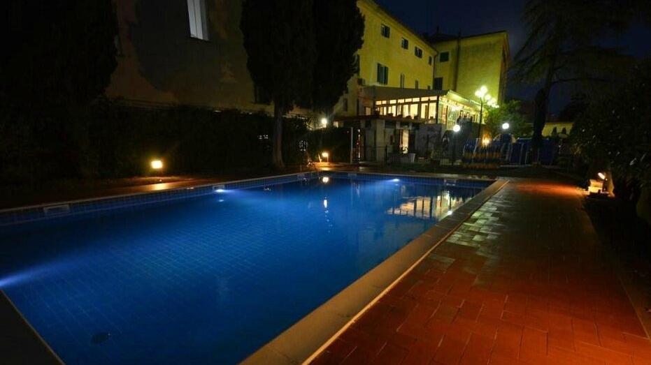 La piscina dell’albergo ristorante Il Pomarancio in centro nel paese di Pomarance