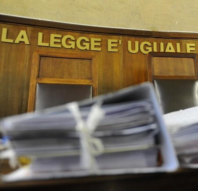 Lucca, la gelosia degenera in molestia: imprenditrice a processo
