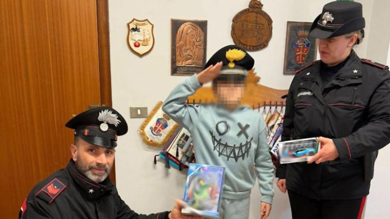 
	Il piccolo Alessio con i carabinieri

