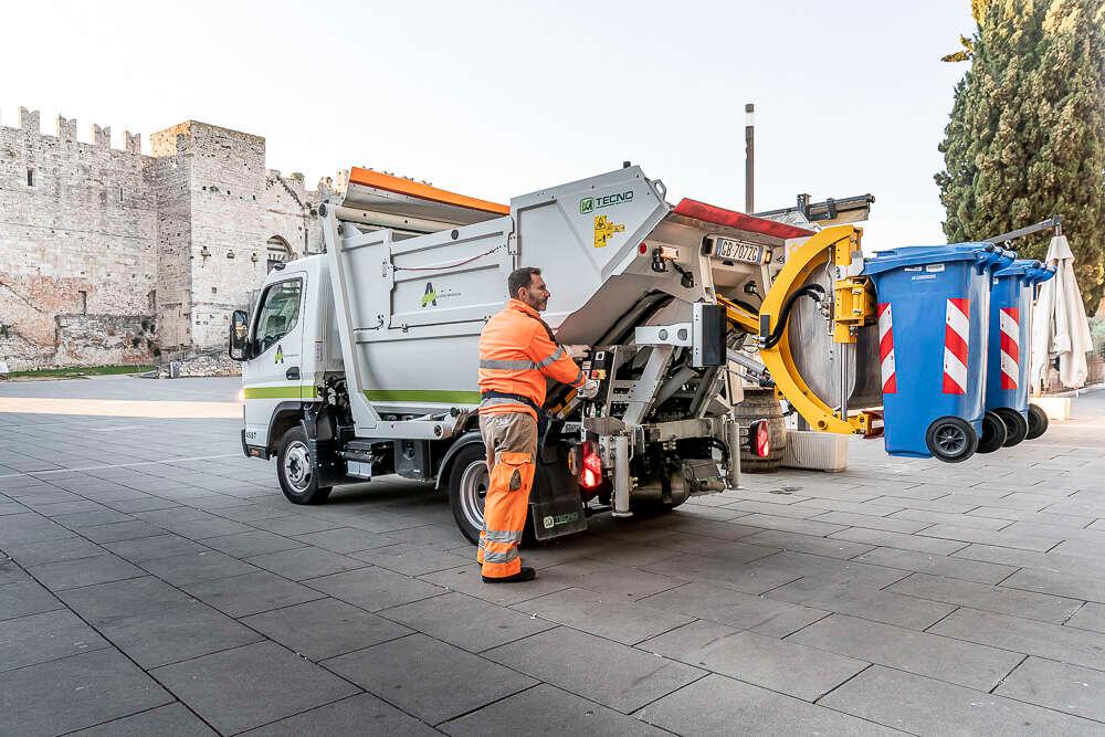Prato, raccolta porta a porta dei rifiuti in centro storico anche a Natale