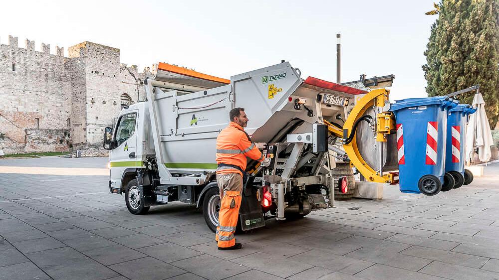 Prato, raccolta porta a porta dei rifiuti in centro storico anche a Natale