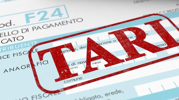 Tari, a Follonica varato un pacchetto di riduzioni: cosa cambia per famiglie e negozi