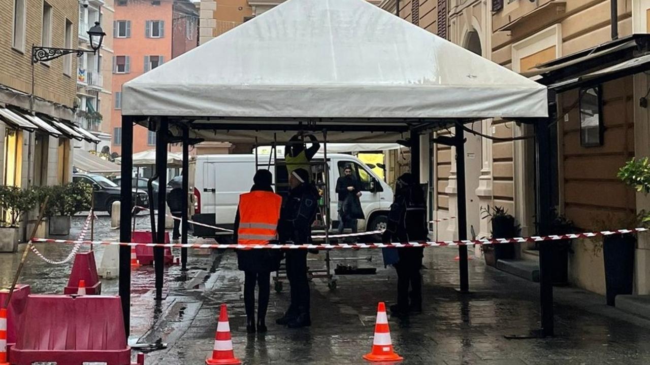 
	Il dehors rimosso in via Taglio

