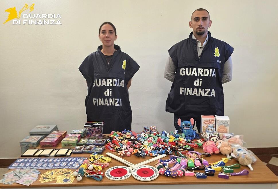 Giocattoli e vestiti contraffatti, sequestrati 16mila articoli a Cento