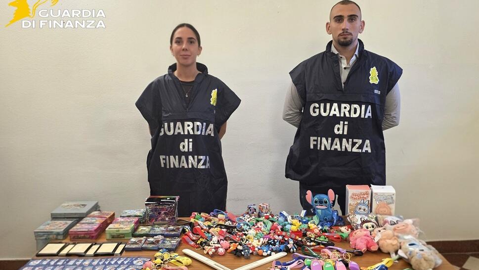 Giocattoli e vestiti contraffatti, sequestrati 16mila articoli a Cento