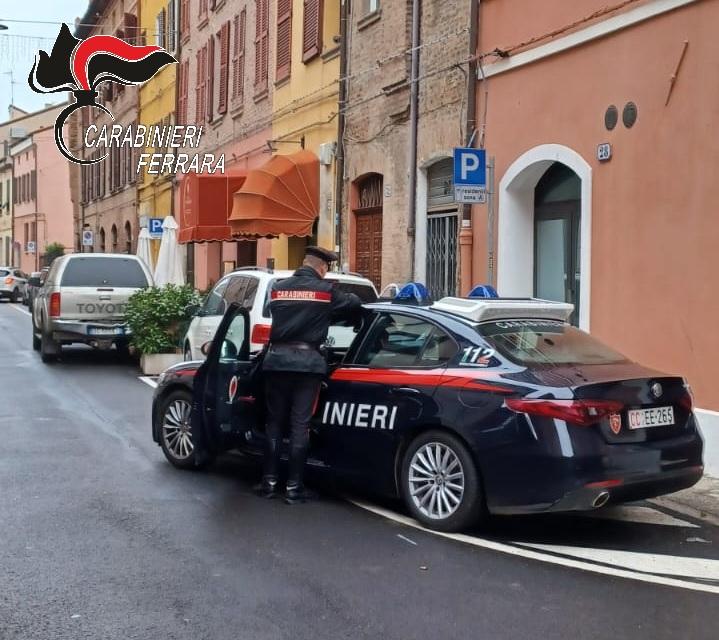 Ferrara, tenta un furto e lancia bottiglie in strada: denunciato