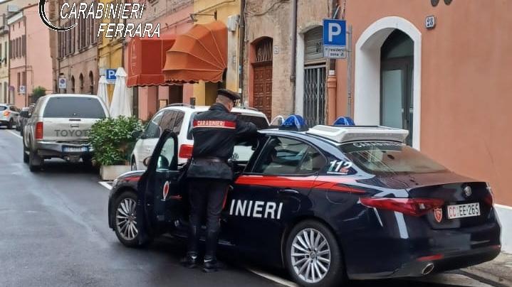 Ferrara, tenta un furto e lancia bottiglie in strada: denunciato