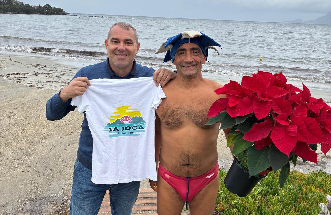 Al mare d’inverno, il re della spiaggia nuota a petto nudo