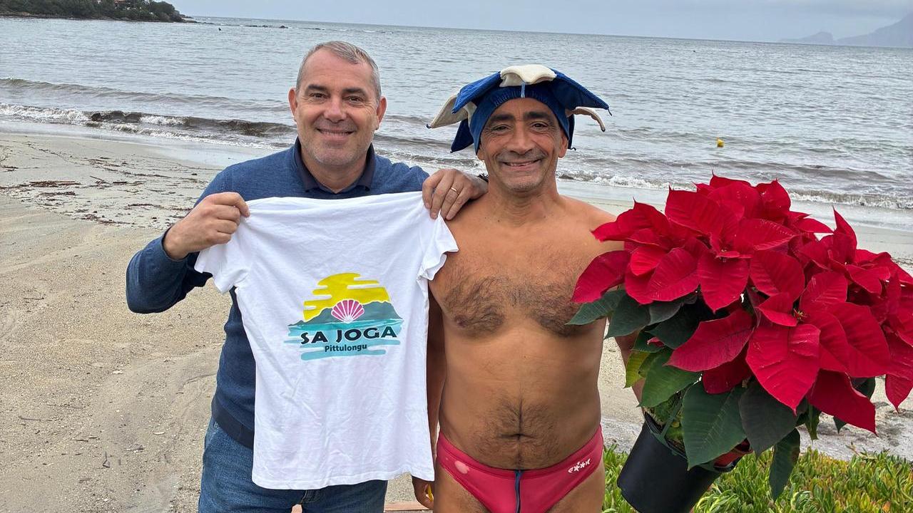 Al mare d’inverno, il re della spiaggia nuota a petto nudo