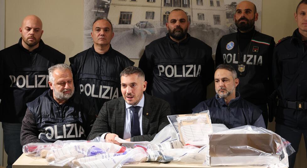 
	La conferenza stampa della polizia, al centro il vicequestore aggiunto Andrea Natale (foto Nucci)

