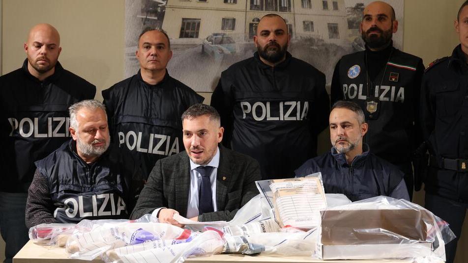 La conferenza stampa della polizia, al centro il vicequestore aggiunto Andrea Natale (foto Nucci)