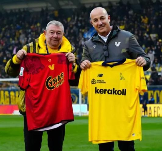 
	Scambio di maglie prima della sfida al Venezia (Foto: modena-calcio.com)

