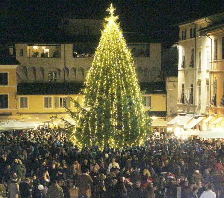 Pietrasanta pronta per la lunga notte del Camel Ponce: attese migliaia di persone (meteo permettendo)