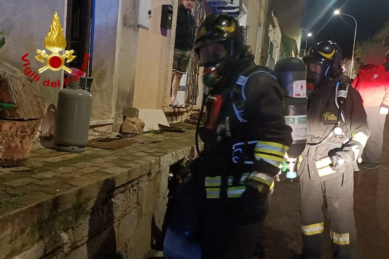 Paura nella notte, incendio devasta un appartamento: inquilino ustionato