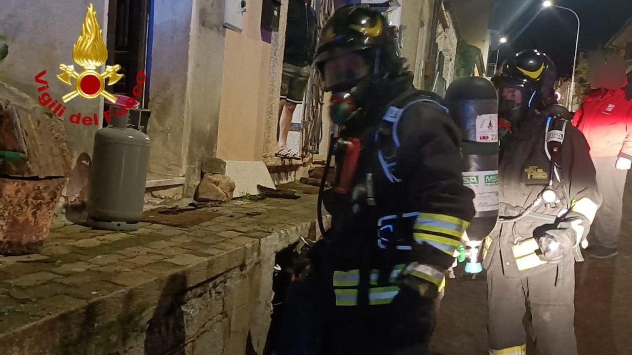 Paura nella notte, incendio devasta un appartamento: inquilino ustionato