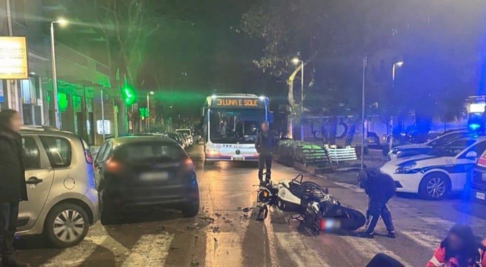 Sassari, schianto fra auto e moto: 30enne in ospedale