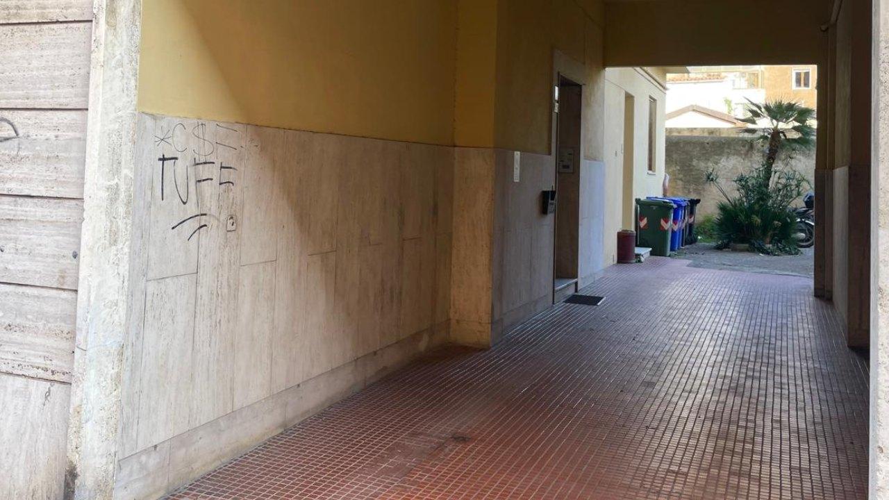 
	L&rsquo;ingresso del palazzo di via Marradi in cui si trova uno degli appartamenti con cui lavorava la Assitalia Group di Manzi

