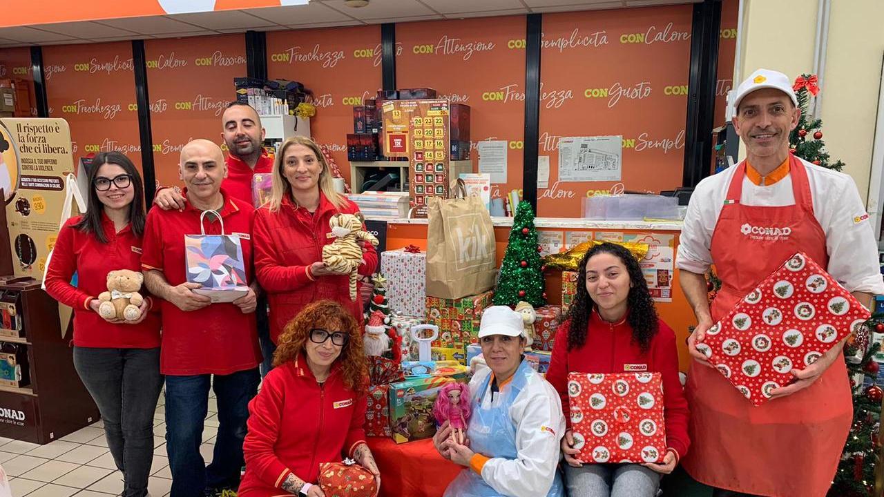 Alghero, sotto l’albero i doni della solidarietà: il “Regalo sospeso” continua a crescere