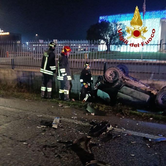 Piana di Lucca, schianto tra cinque auto: due finiscono in un fosso