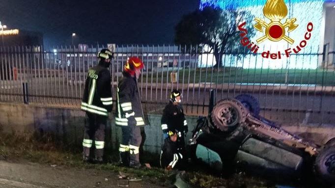 Piana di Lucca, schianto tra cinque auto: due finiscono in un fosso