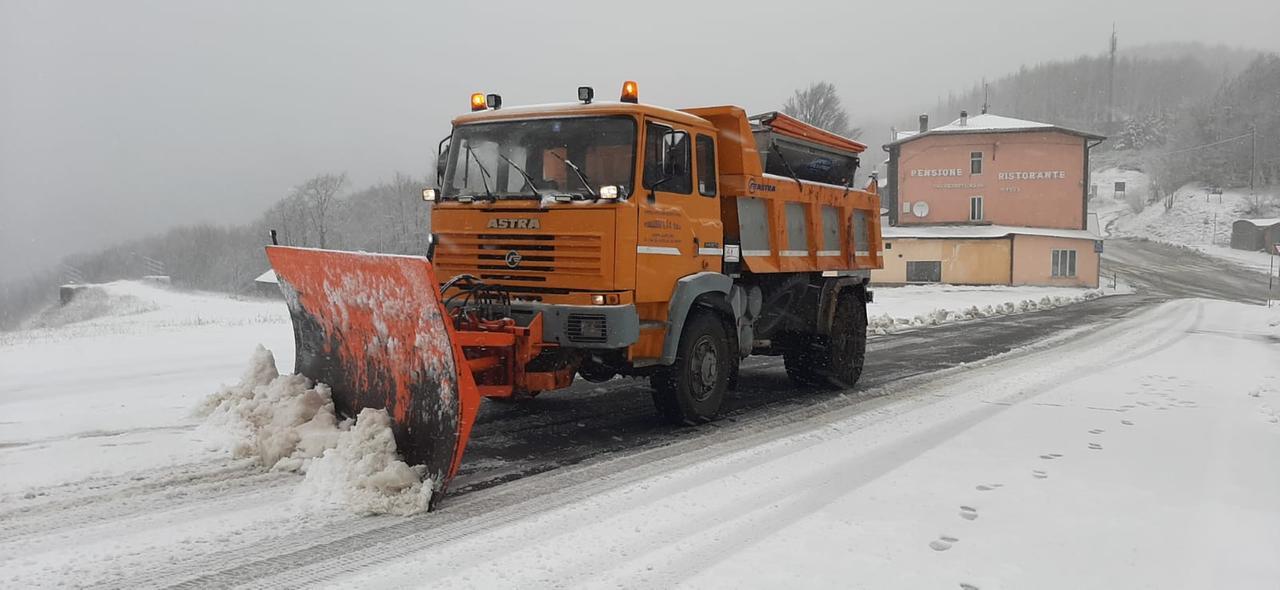 Vigilia di pioggia in città e neve in Appennino: «Ecco quanto durerà» – Video