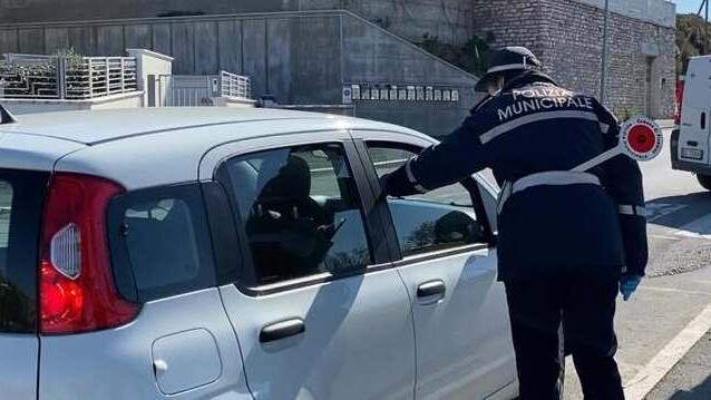 Agenti della municipale di Piombino durante dei controlli (foto d'archivio)