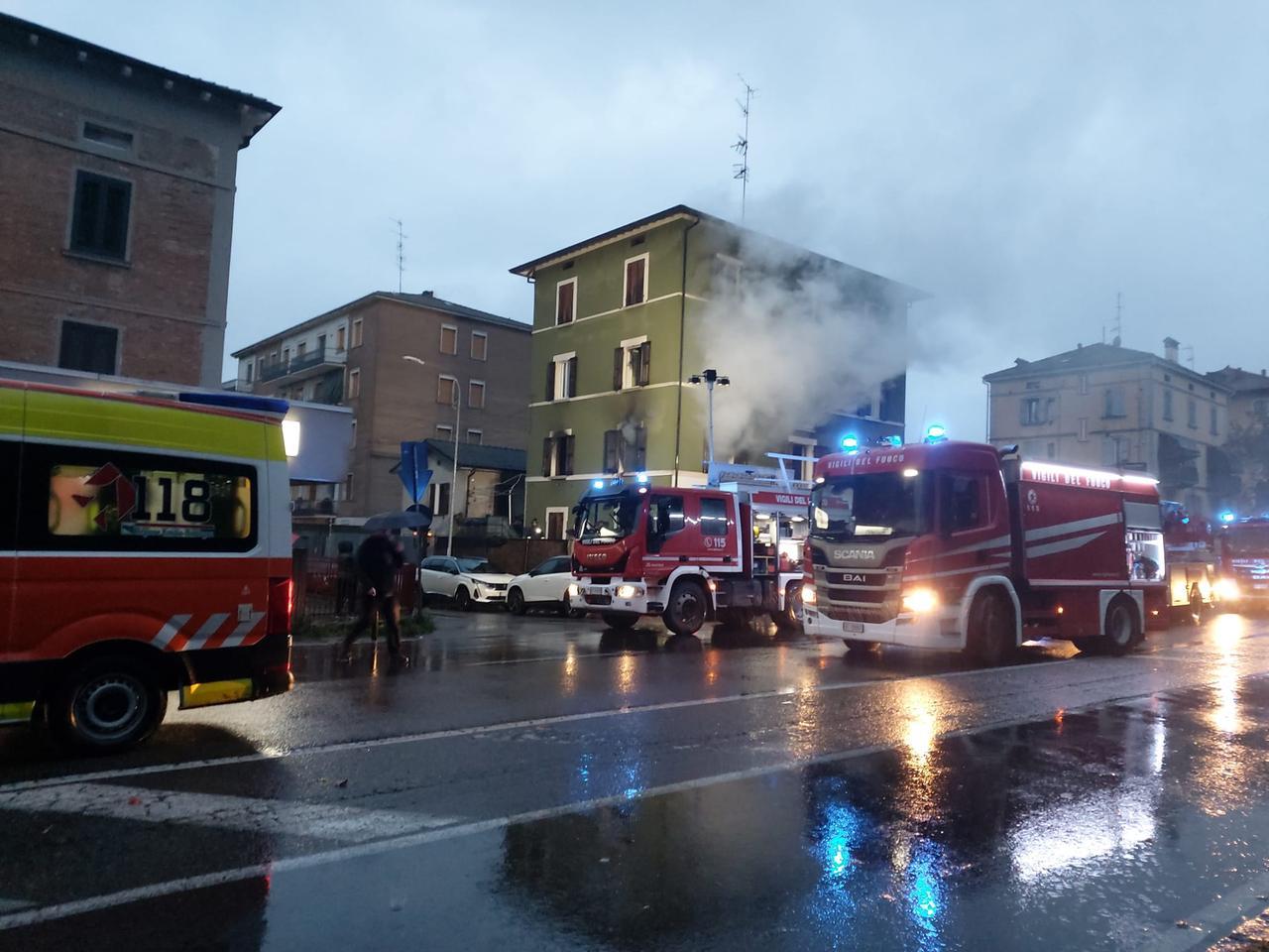 Incendio in viale dei Mille, a fuoco un’appartamento: diversi intossicati