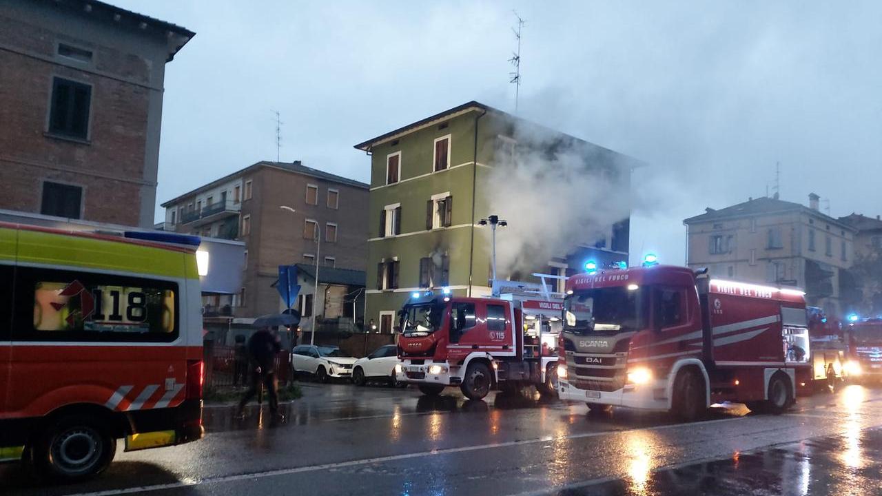 Incendio in viale dei Mille, a fuoco un appartamento: diversi intossicati