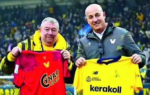 
	&nbsp;



	Scambio di maglie prima della sfida al Venezia (Foto: modena-calcio.com)

