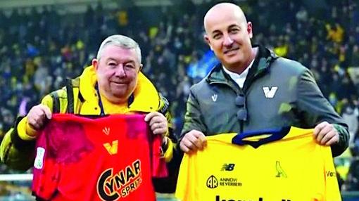 
Scambio di maglie prima della sfida al Venezia (Foto: modena-calcio.com)