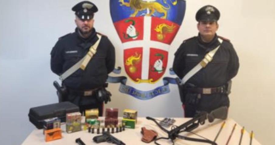 Balestra e frecce, tirapugni e una pistola in casa: due denunciati per detenzione abusiva di armi