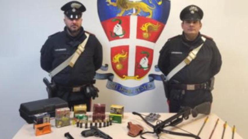 Balestra e frecce, tirapugni e una pistola in casa: due denunciati per detenzione abusiva di armi