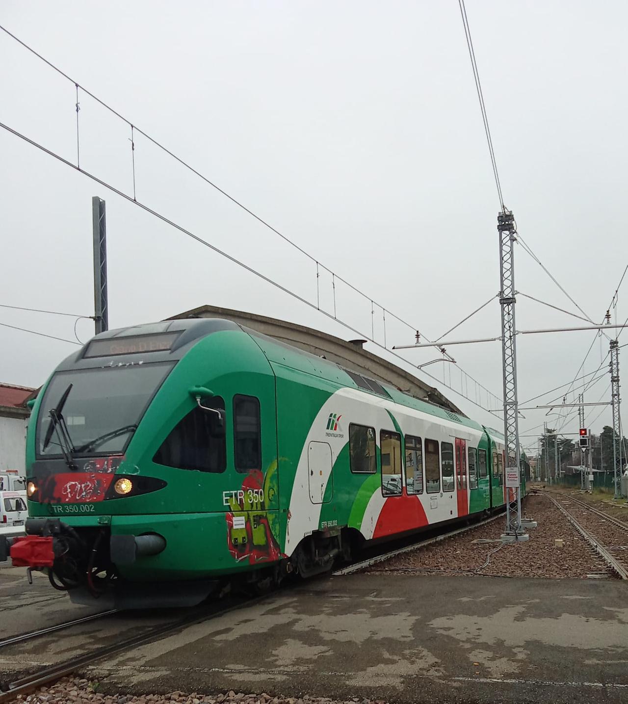 Un giorno di ordinaria odissea di un pendolare sul treno della Reggio-Ciano