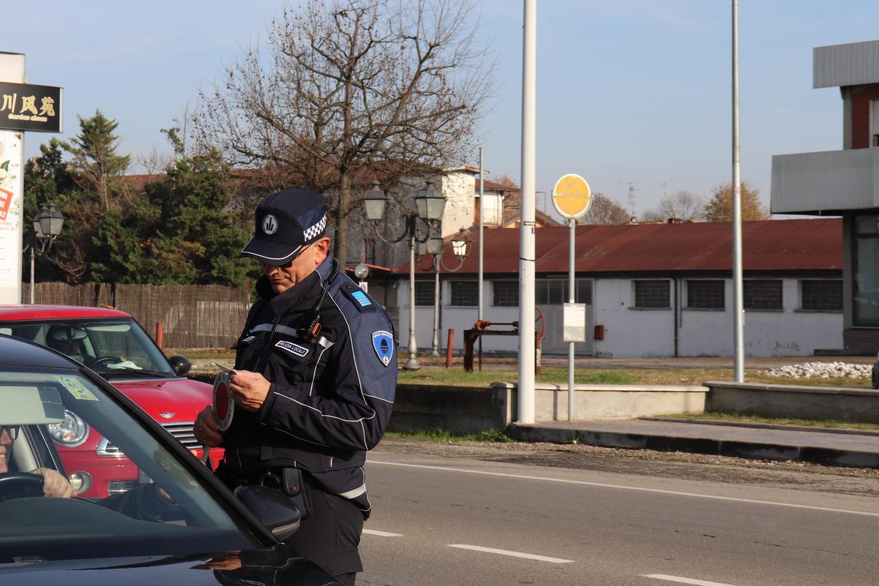 Reggio Emilia, la polizia locale ritira 11 patenti in un week end