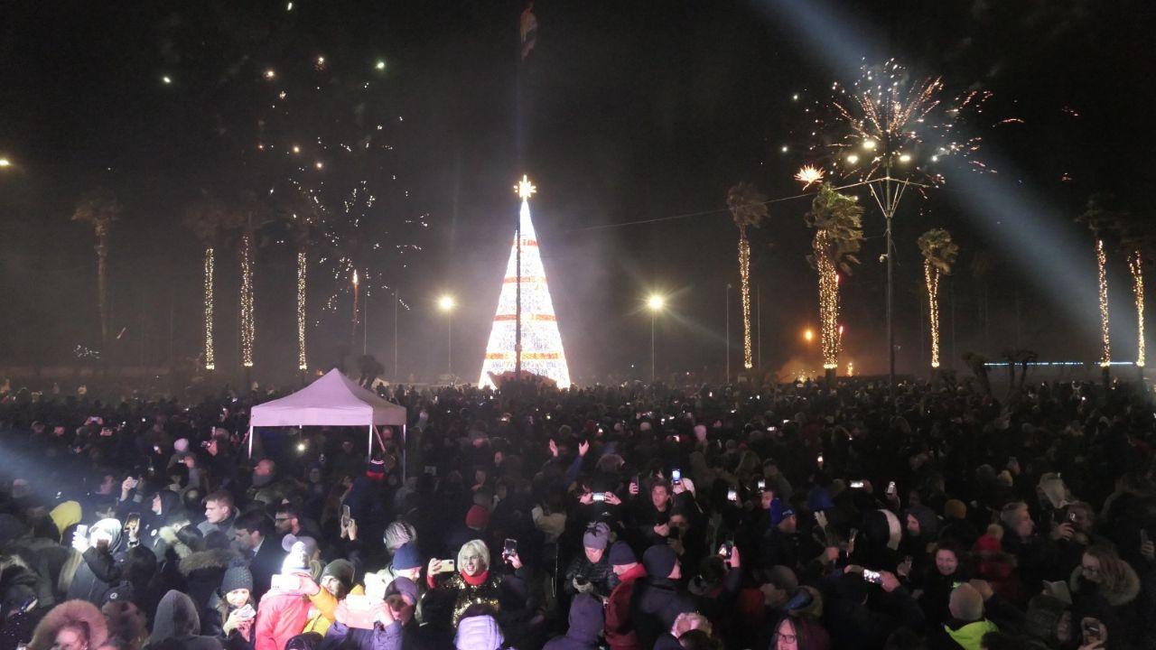 Un momento della festa di Capodanno in piazza a Viareggio (foto d’archivio)