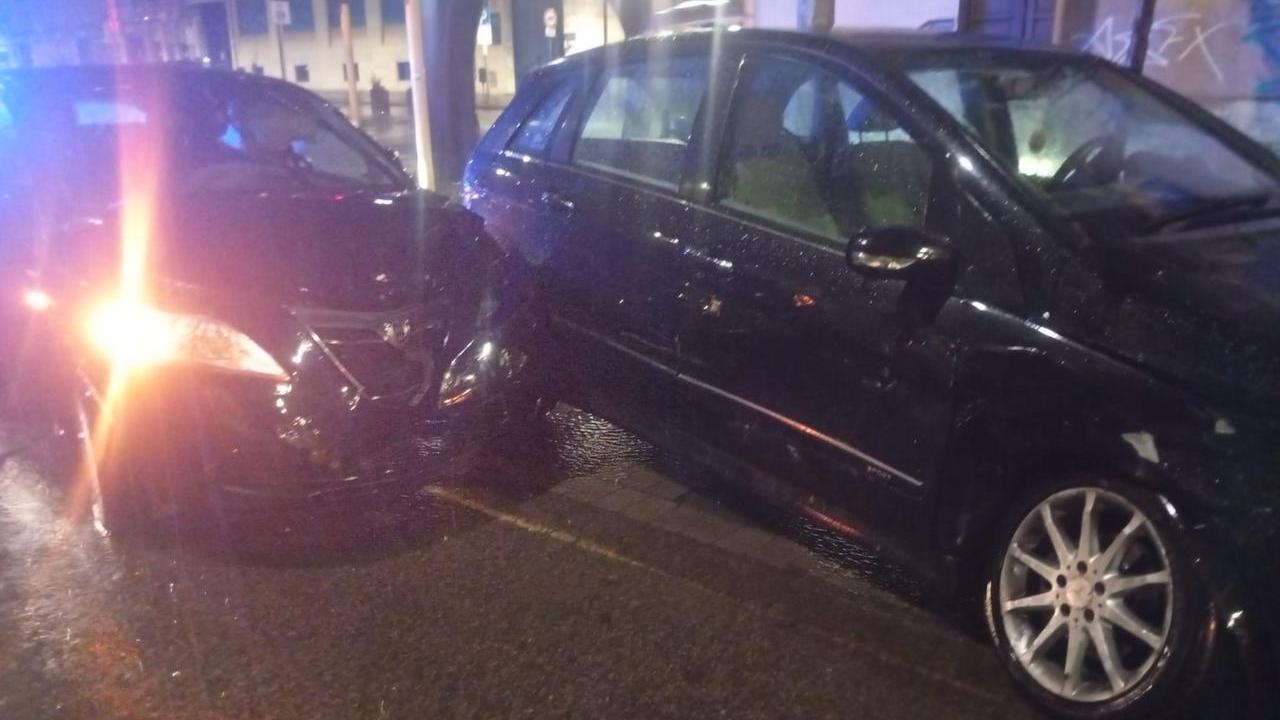 Sassari, non si ferma al semaforo e si schianta contro un’altra auto