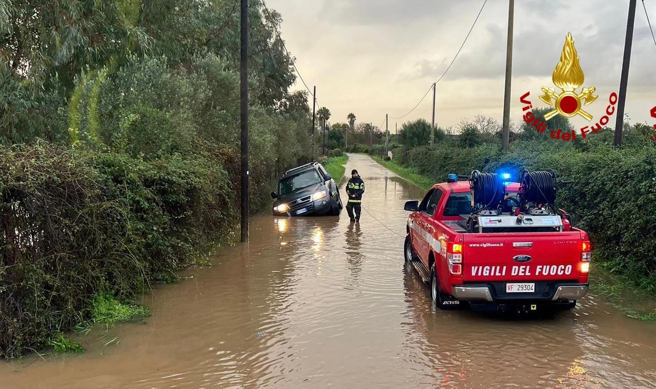 Piogge intense e allagamenti: cinque auto fuori strada