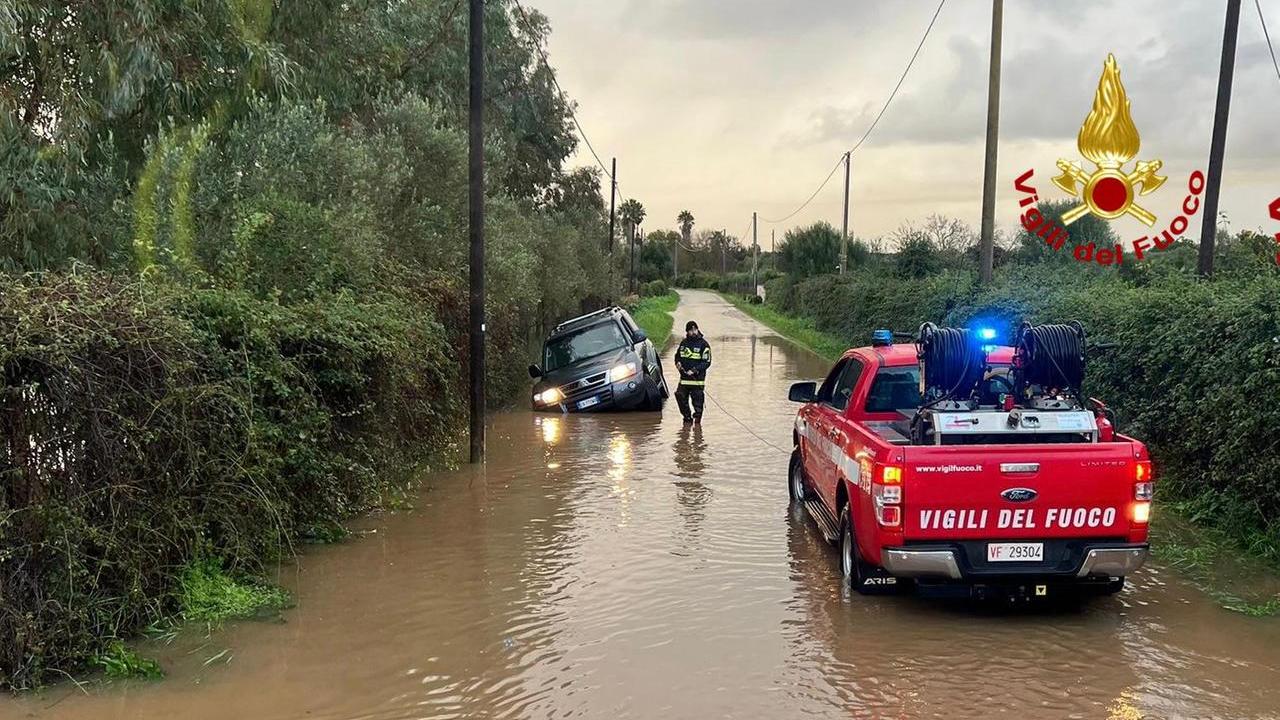 Piogge intense e allagamenti: cinque auto fuori strada