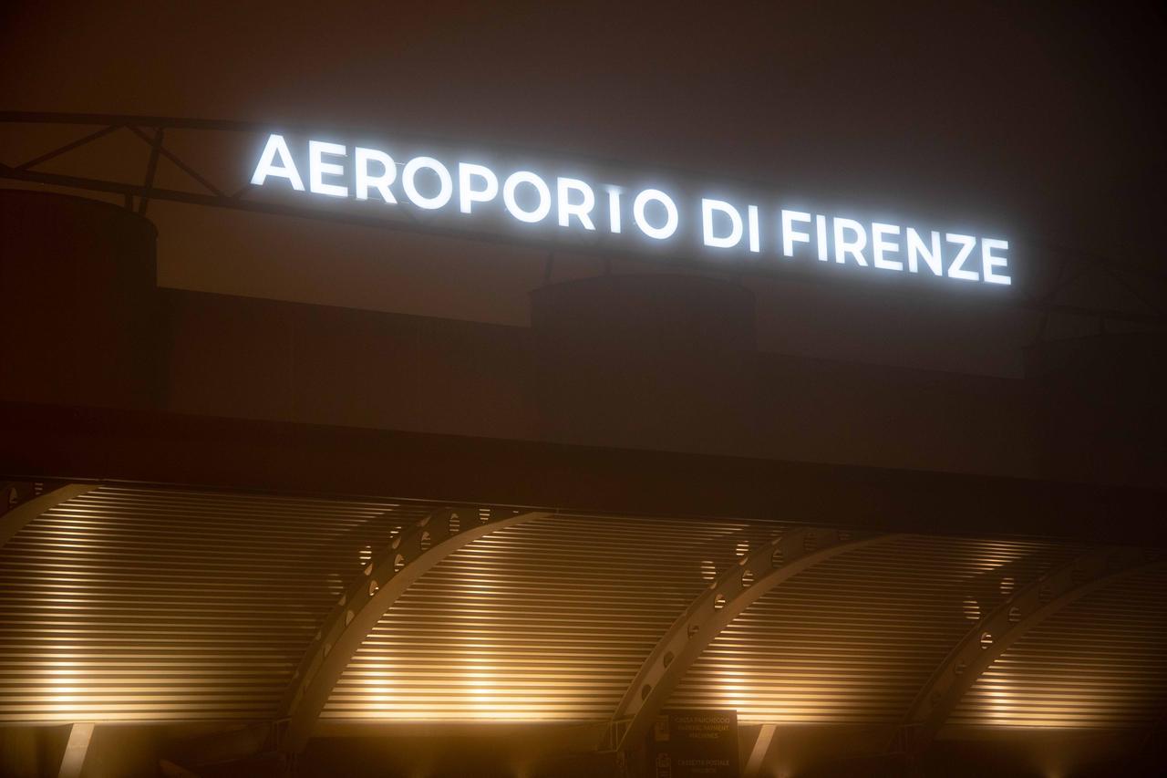 Aeroporto di Firenze, Natale complicato per centinaia di passeggeri: ritardi e voli cancellati per il maltempo