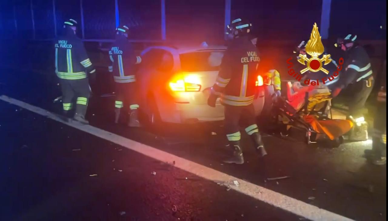 Schianto tra due auto e un furgone in A22, feriti e autostrada chiusa per un’ora tra Carpi e Campogalliano – Video