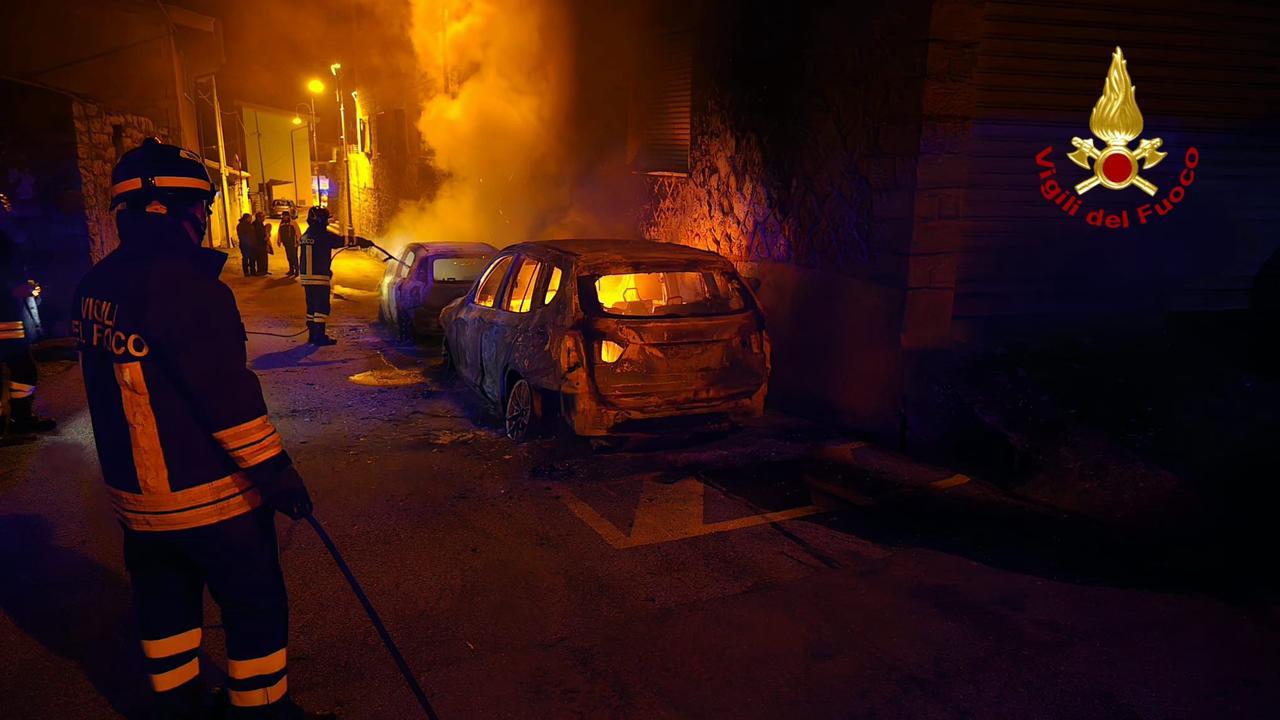 Paura nella notte, a fuoco tre auto