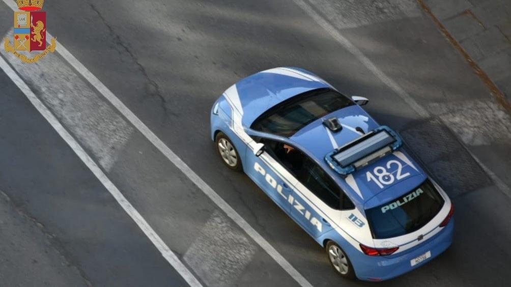 Una volante della polizia di Stato (foto d'archivio)