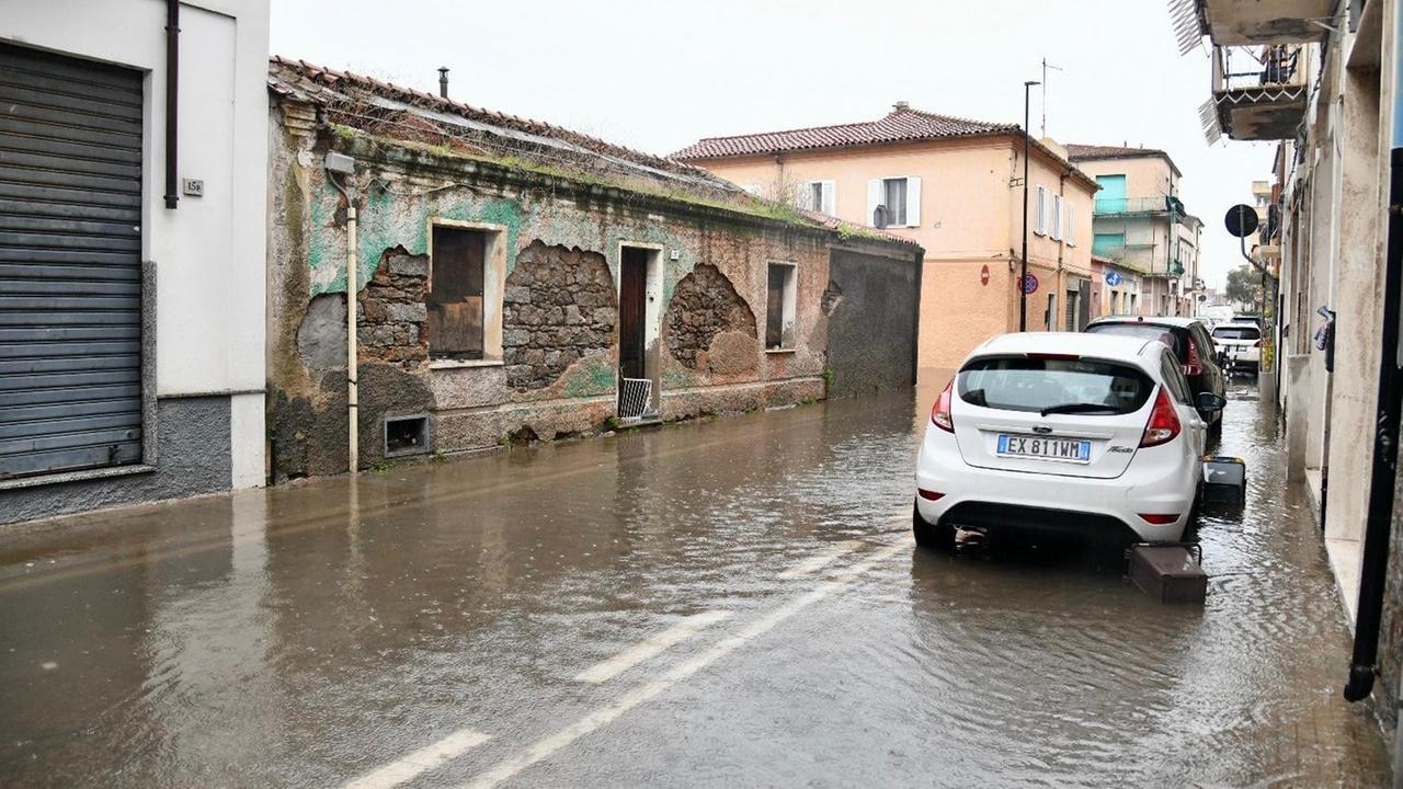 Olbia sotto la pioggia: strade allagate e sottopassi chiusi